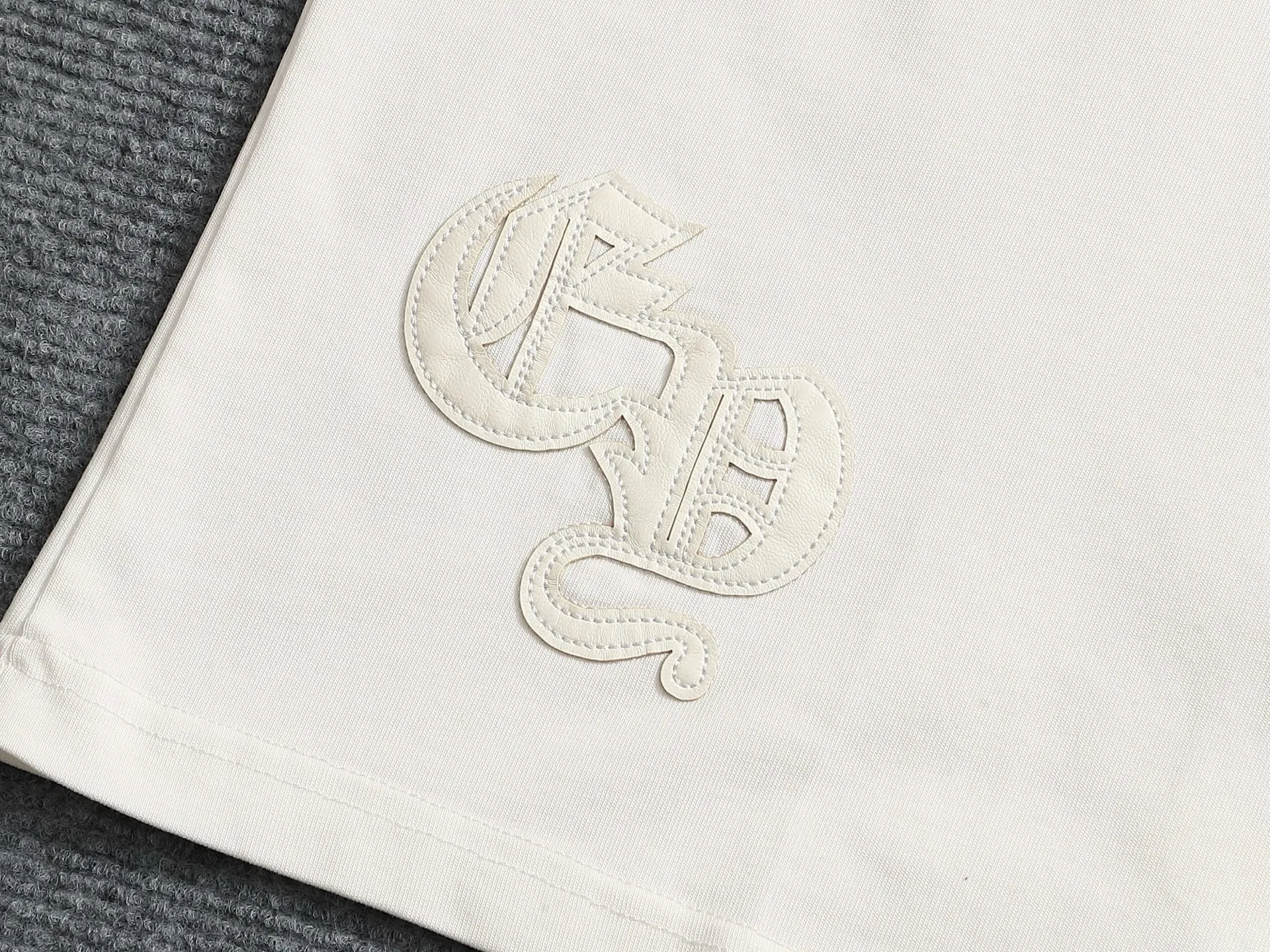 🅿️220 Chrome hearts ch Chrome hearts cross leather short-sleeved T-shirts. Large version. Loose and stylish. The difference is the low version, the slim version, the upper body and the crotch. 100% commitment: top quality, not fast food. The highest version on the market. Top quality, 320 grams. 26 custom-dyed double yarn cotton, same style for men and women, complete with three standards. Color: Black White Khaki Size: XS-L Size chart: